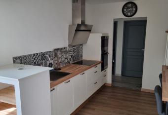 Maison 700m du centre-ville has Balcony rooms