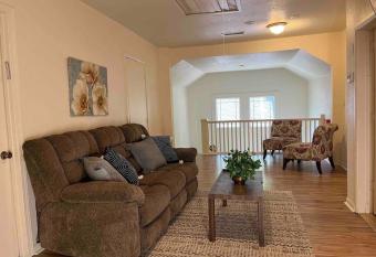 Spacious Apt - Campus & Downtown allows 18 year olds to book a room