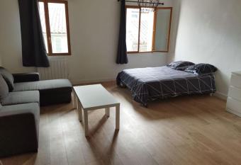 134, Toulon grand studio ensoleill   allows 18 year olds to book a room