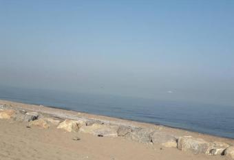 au bord de la mer has Balcony rooms