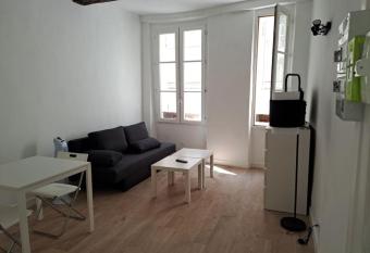 162, Studio op  ra allows 18 year olds to book a room