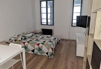 182, studio proche op  ra allows 18 year olds to book a room