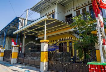 OYO 93161 Nurul Hikmah Homestay Syariah & Sport Center allows 18 year olds to book a room