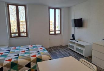 282, studio centre-ville allows 18 year olds to book a room