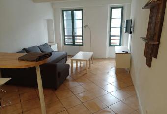 A deux pas de l  op  ra 1 er   tage allows 18 year olds to book a room