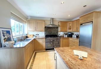 3 Chatsworth Road, Worsley has rooms with a private hot tub