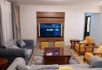 Apartment in Sheikh Zayed, Etapa Compound has rooms with a private hot tub