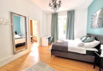 *Charmanter Altbau im Herzen der Stadt* has Balcony rooms