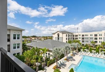 Luxurious Resort Style Apartment has rooms with a private hot tub