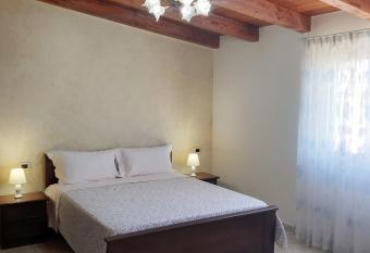 Sunshine Apartments has Balcony rooms