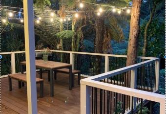 Charming Country Retreat has rooms with a private hot tub