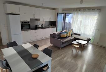 Bel Appartement T3, proche Paris has Balcony rooms