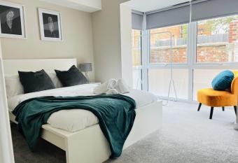 Brand New 1 Bed with Sofabed, Private Patio & Electric Parking Bay, 5min Walk to Racing & Main Strip LONG STAY WORK CONTRACTOR LEISURE - AMBER has Balcony rooms