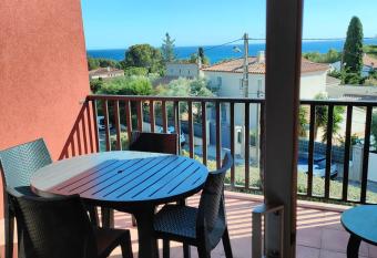 Studio vue mer has Balcony rooms