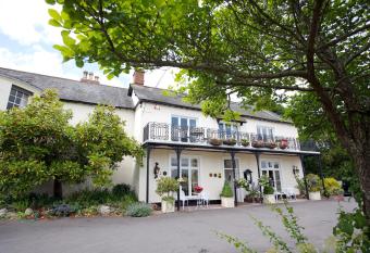 Farthings Country House Hotel & Restaurant Tunton allows 18 year olds to book a room