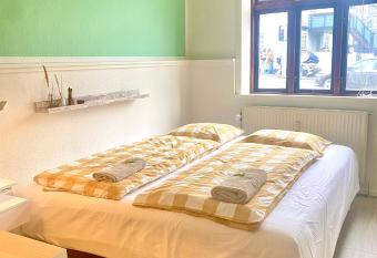 En lille hel lejlighed i midtbyen - centralt, hyggelig og t  t p   alt! has Balcony rooms