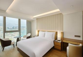 Wyndham Grand Busan has rooms with a private hot tub