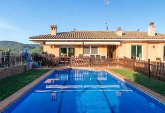 Casa con piscina has Balcony rooms