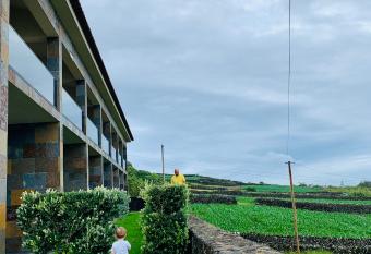 Bela Vista Residence has rooms with a private hot tub