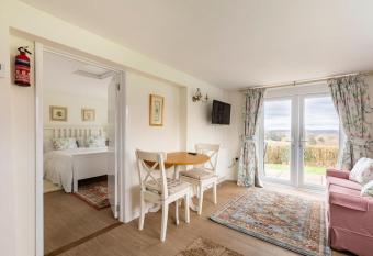 Oak Tree Cottage has Balcony rooms