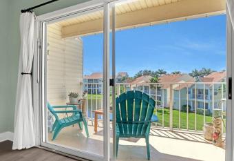 Cozy Beach Condo   King size bed   half mile to beach! has rooms with a private hot tub