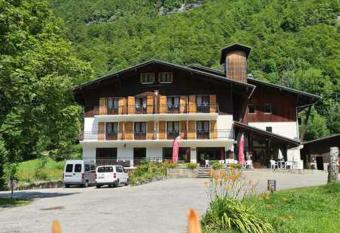 H  tel Le Choucas allows 18 year olds to book a room