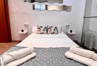 Gatu El Vig  a de Tavira allows 18 year olds to book a room