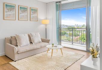 Bowen Hills 1 Bedroom Apartment has rooms with a private hot tub