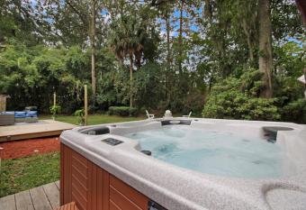 Coastal Home 3br, 2ba & Hot Tub In Savannah&tybee allows 18 year olds to book a room