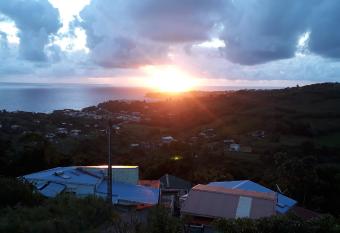 BIENVENUE AU SOLEIL LEVANT assier entr  e morne savon ,le lorrain has Balcony rooms