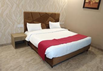 Crown Ceremonies has Balcony rooms