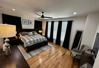 Luxury Living Dallas Downtown has rooms with a private hot tub