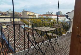 35, Sur les toits de Toulon allows 18 year olds to book a room