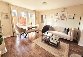 Modern 5 Bedroom Townhouse with Free Parking has Balcony rooms