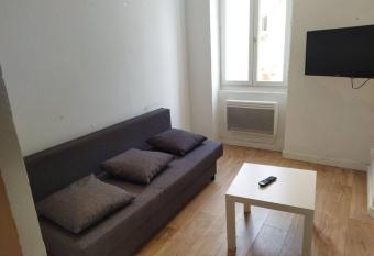 Sympathique studio au bas faron allows 18 year olds to book a room