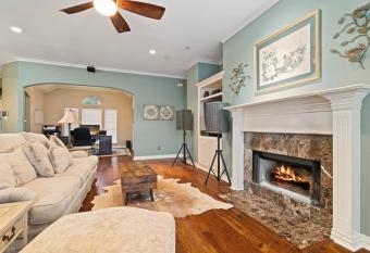 Poolside Cozy Long Stay allows 18 year olds to book a room