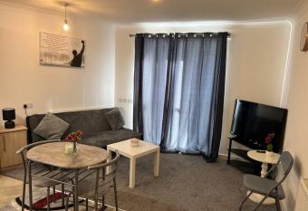 1 Bedroom Flat Near Town Center has Balcony rooms