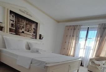 Vidra Dacica has rooms with a private hot tub