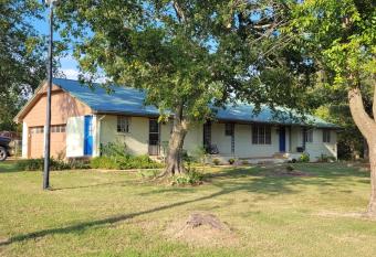 Blue Door Farmhouse has Balcony rooms