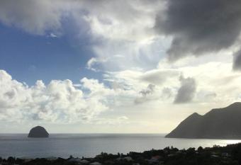 Appart atypique vue sur la baie du Diamant allows 18 year olds to book a room