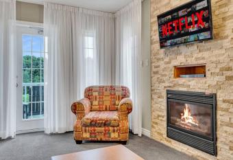 Spacious Hideaway in Nature has rooms with a private hot tub