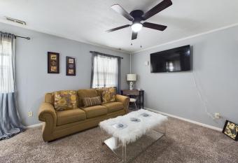 Pine Forest Zen Cottage - 10 min to Fort Bragg allows 18 year olds to book a room