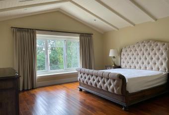 Spacious Cozy House in Vancouver West has rooms with a private hot tub