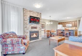 Cozy Getaway with Resort Perks has rooms with a private hot tub