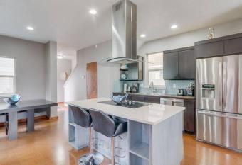 Brand New Downtown Modern 5 Beds, 3 Full Baths Vermont Avenue, Boise allows 18 year olds to book a room