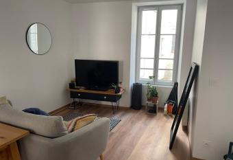 Appartement au c  ur de Tonnerre allows 18 year olds to book a room