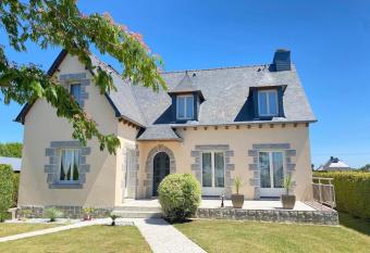 Gite du Plessis has rooms with a private hot tub