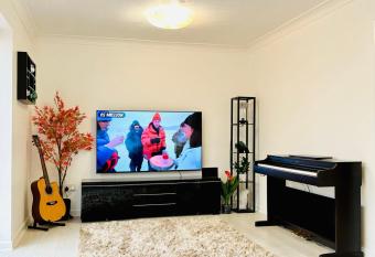 Entire 5double bedroom detached house free Parking Wifi Netflix Piano allows 18 year olds to book a room