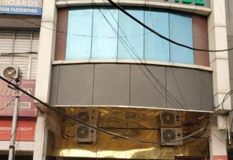 Hotel Holiday Vibe allows 18 year olds to book a room