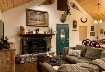 Bear Villa Hideaway has rooms with a private hot tub